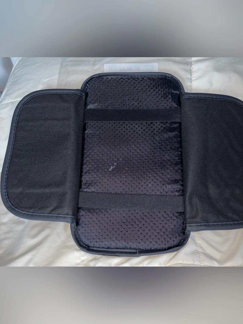 Auto armrest cover with pockets